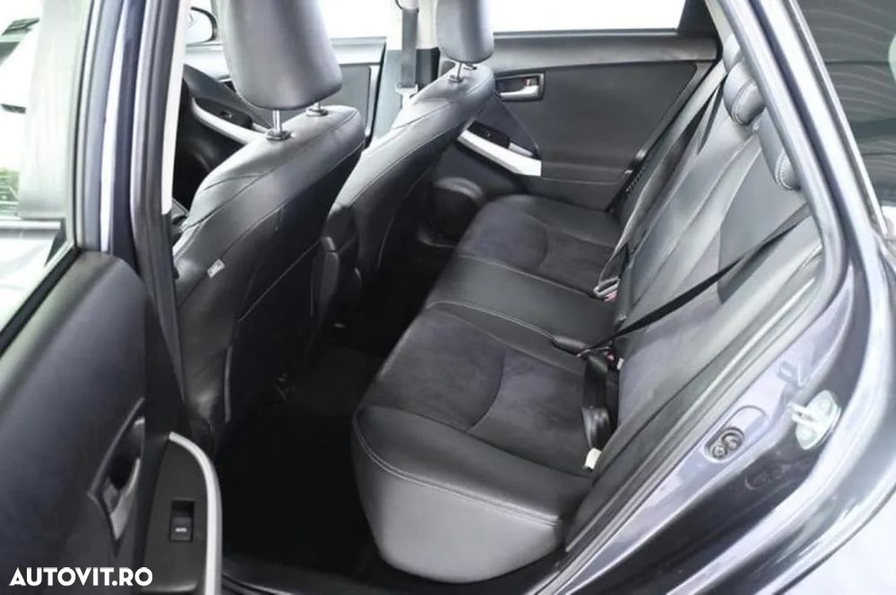 Toyota Prius Plug-in (Hybrid) Comfort - 8