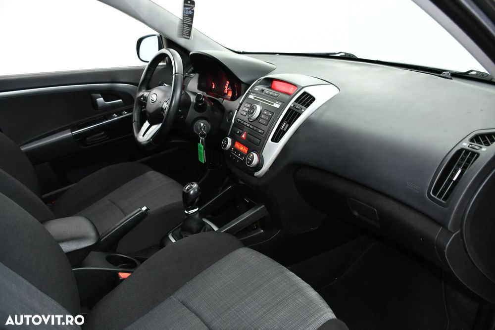 Kia Ceed 1.6 CRDi 115 Dream-Team Edition - 12