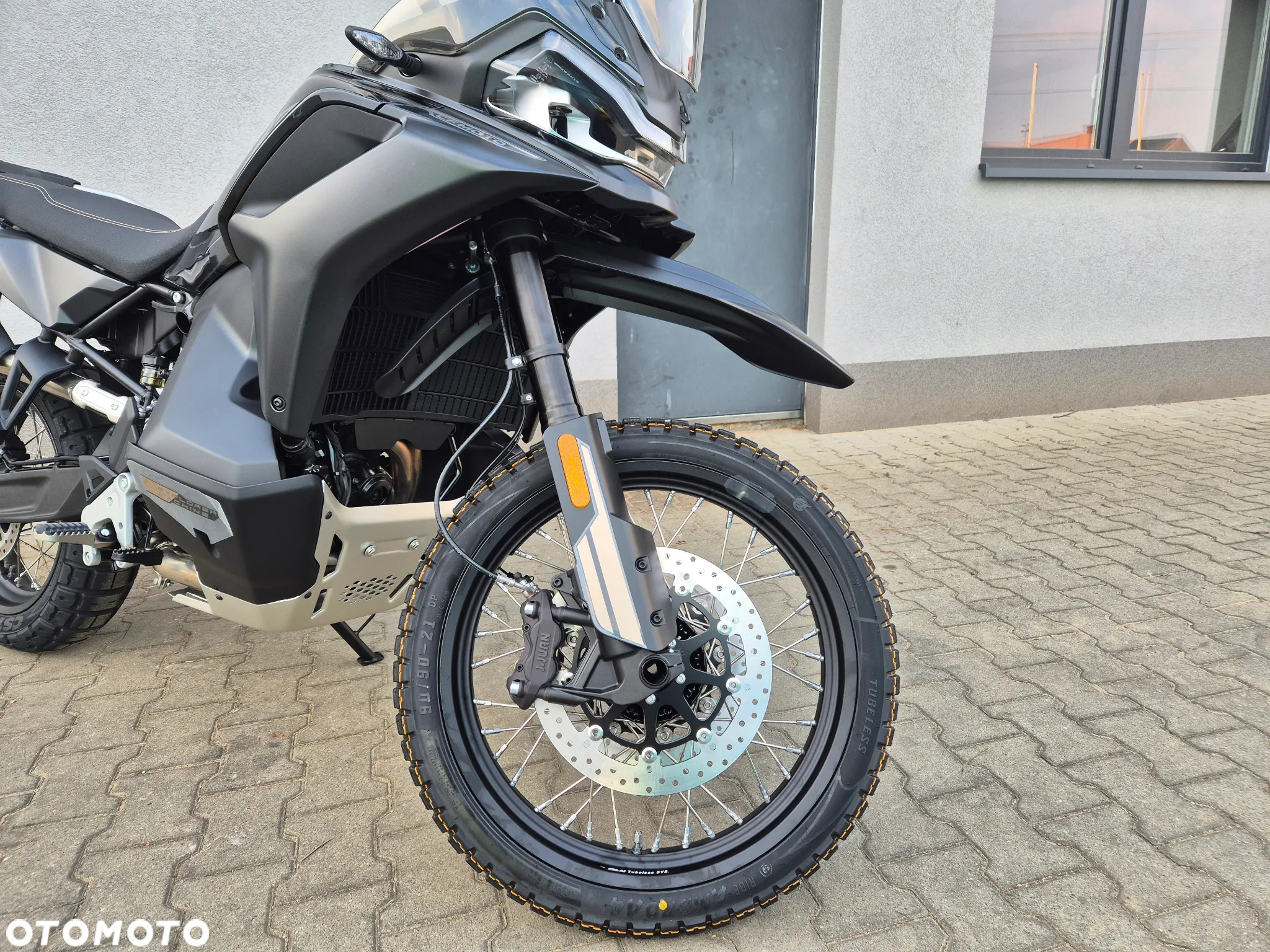 CFMoto MT - 9