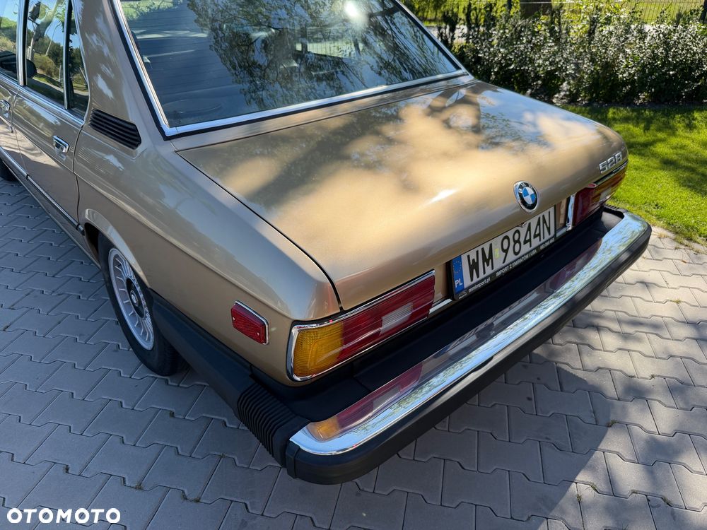 BMW Seria 5 528 i - 25