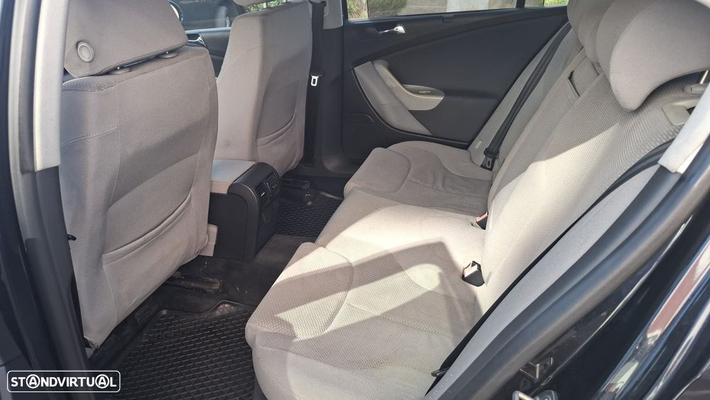 VW Passat 2.0 TDI Confortline - 10
