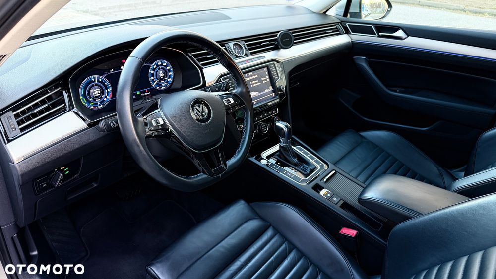 Volkswagen Passat - 1