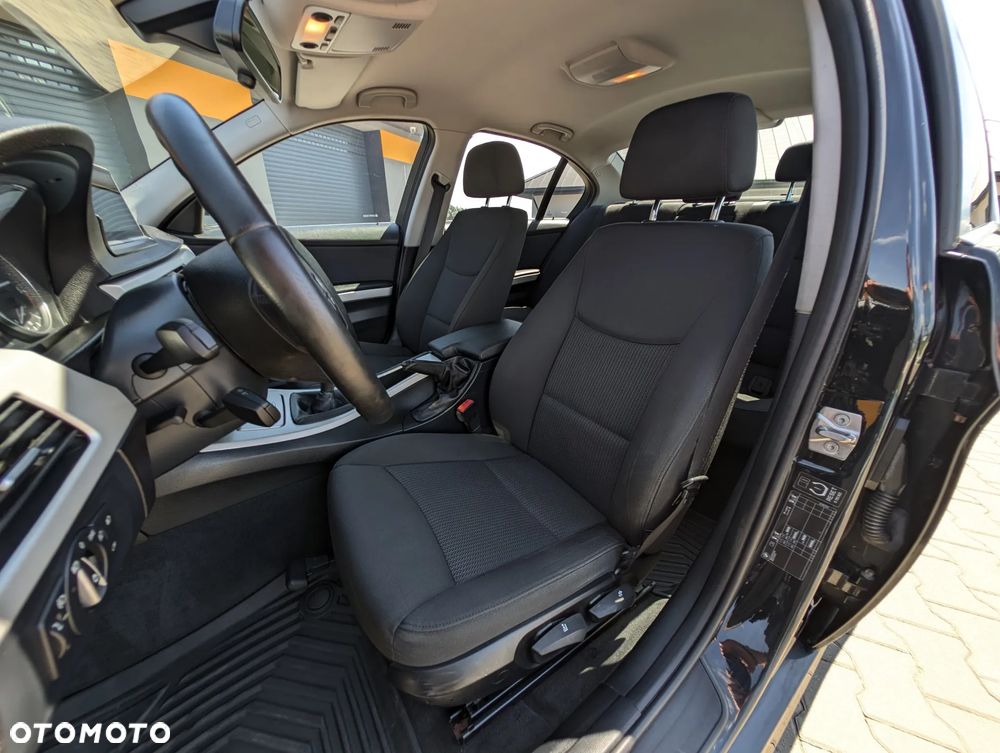 BMW Seria 3 320d Sport Line - 35
