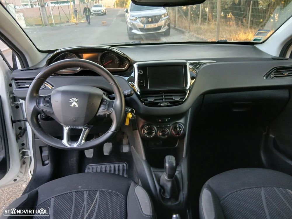 Peugeot 208 - 8