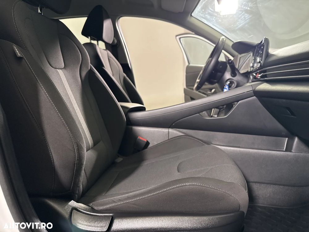Hyundai Elantra - 12