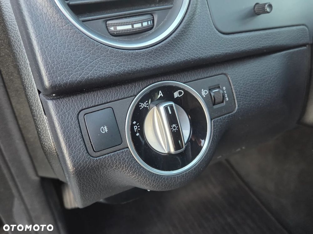 Mercedes-Benz Klasa C 180 CGI Automatik BlueEFFICIENCY Avantgarde - 22