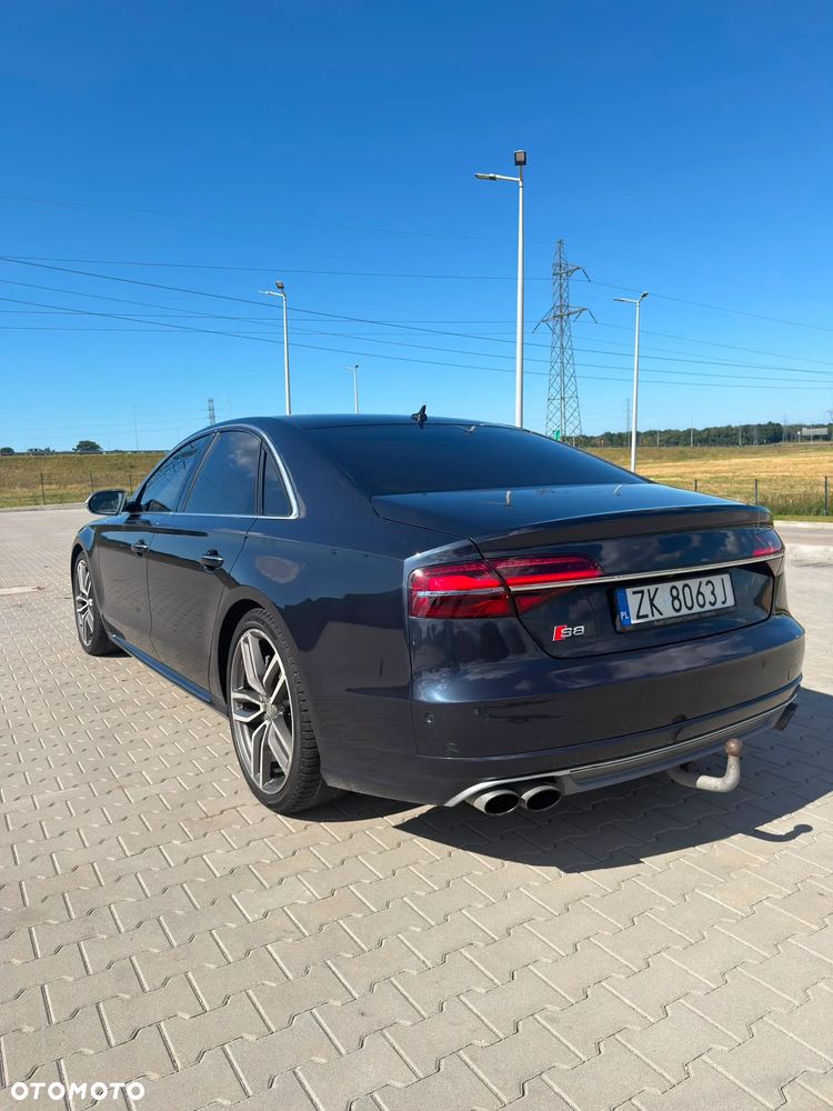 Audi S8 - 2
