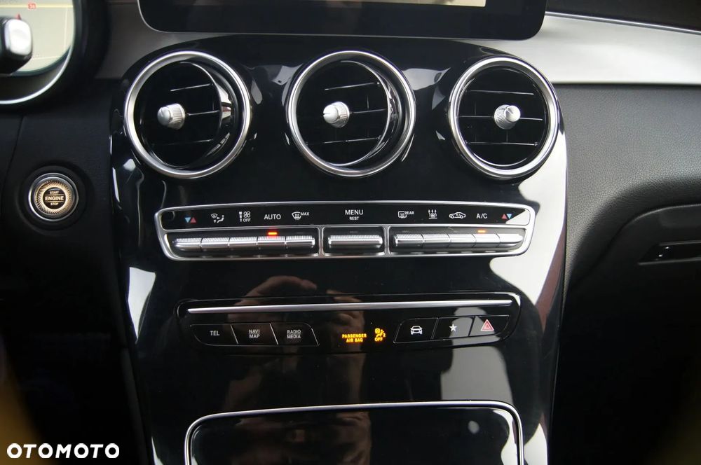 Mercedes-Benz GLC 300 e 4Matic 9G-TRONIC AMG Line Plus - 23