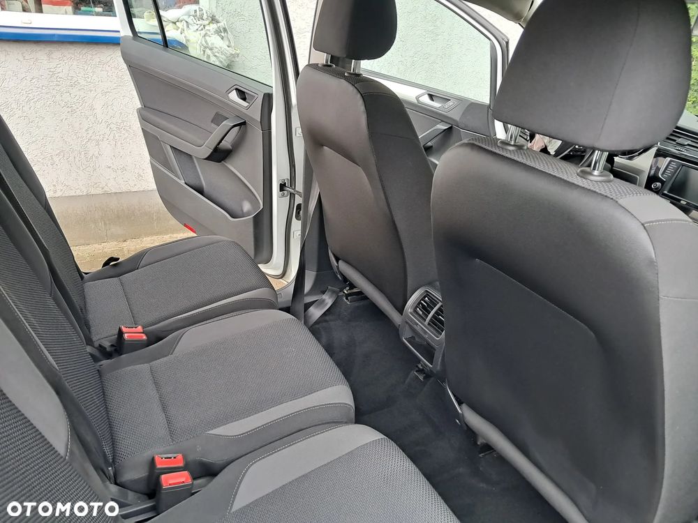 Volkswagen Touran - 11
