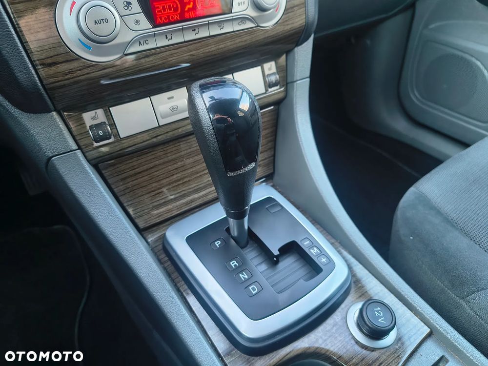 Ford Focus 1.6 Ghia - 26