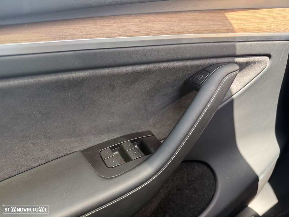 Tesla Model Y RWD - 24