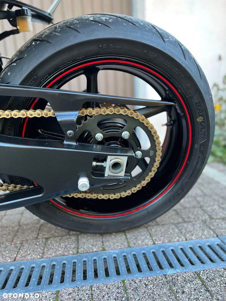 Yamaha R1 - 32
