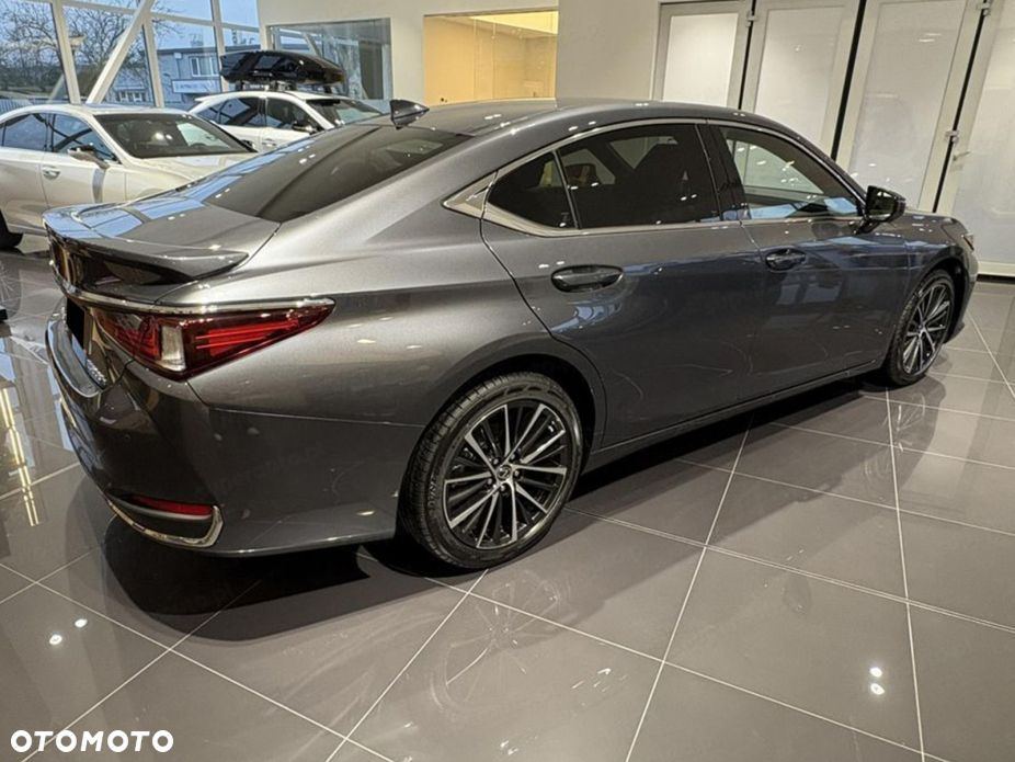 Lexus ES - 5