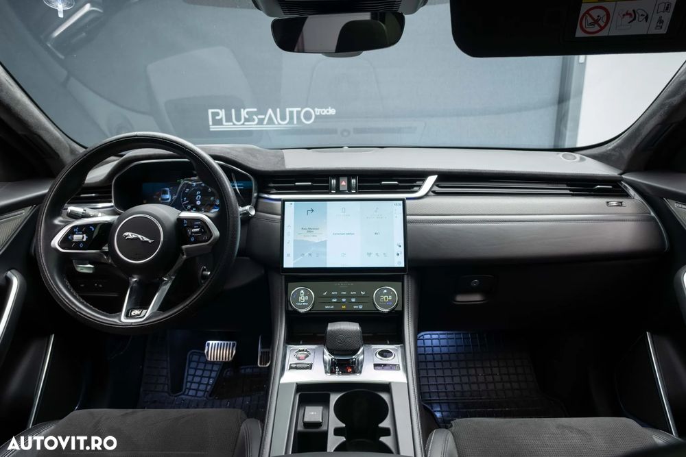 Jaguar F-Pace P550 AWD SVR - 35