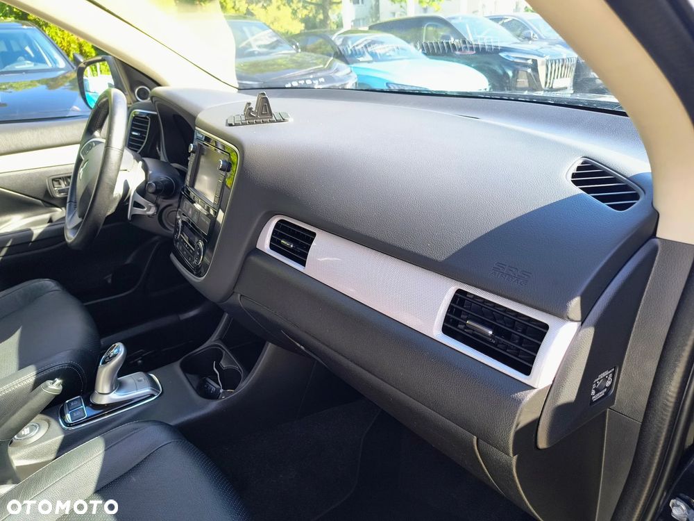 Mitsubishi Outlander Instyle NAVI + - 16