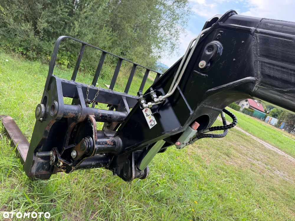 Manitou MT1440. Ładowarka Teleskopowa 14 metrów wysuw! UDŹWIG 4 TONY! Przebieg 2900 mtg. Maszyna jak Nowa z SALONU. 2017 rok. z Norwegii z Gospodarstwa rolnego! Silnik PERKINS Turbo 110 km. Aktualne Serwisy w Dekra. Nowy Model sterowane wszystko z 1 dżojstika. Ani deka luzów czy wycieku. OKAZJA! Jazda REWERS + 4 biegi. Skręt 3 tryby. Wyjście Hydrauliczne na maszcie, Poziomowanie ośi stabilizatory! Wyjścia Hydrauliczne na maszt! Okazja Ani deka luzów i wycieków. Wersja Norweska. Wielka Okazja - 22
