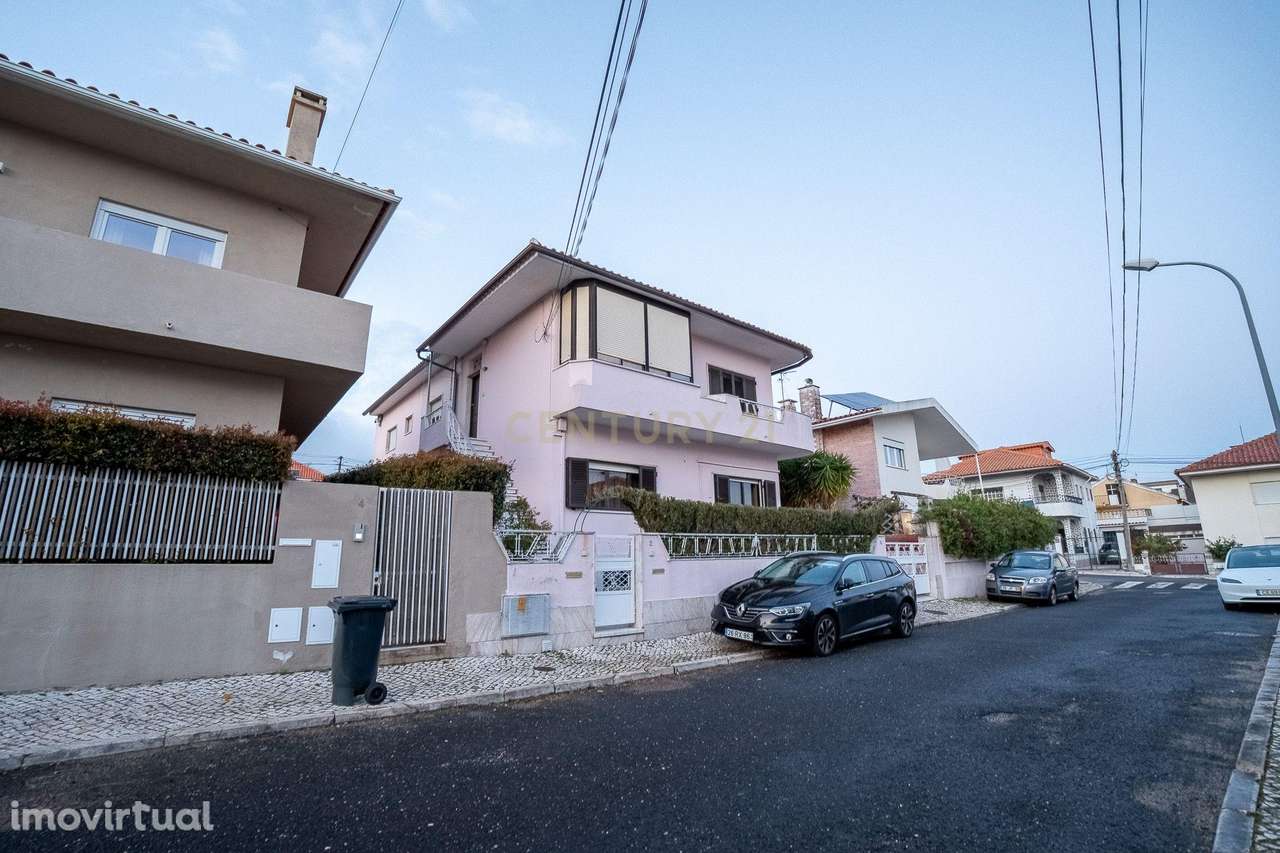 Moradia bifamiliar com dois T3 e cave ampla em Queijas - Grande imagem: 2/60