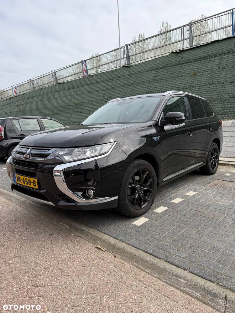 Mitsubishi Outlander Instyle NAVI + - 38