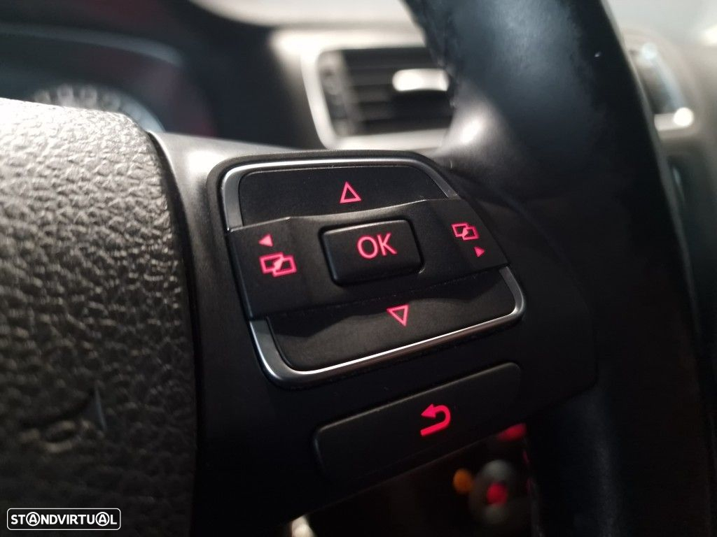 VW Jetta 1.6 TDi Highline - 26