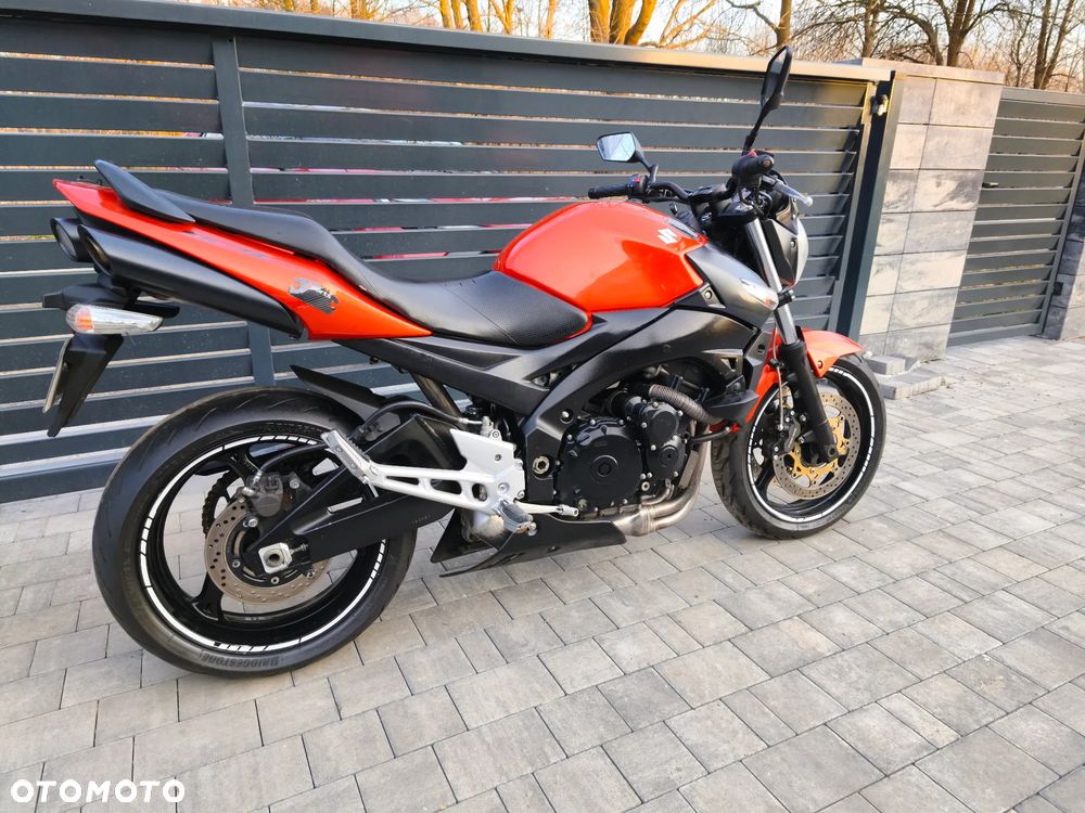 Suzuki GSR - 2