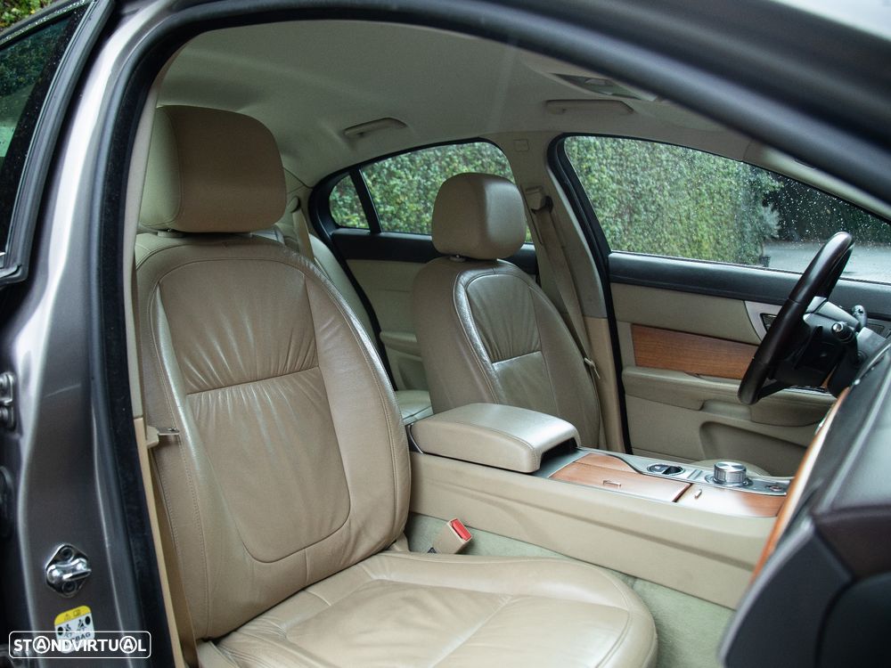 Jaguar XF 2.7 D V6 Luxury - 16