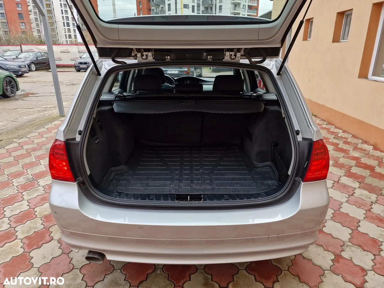 BMW Seria 3 318d DPF Touring Aut. - 12