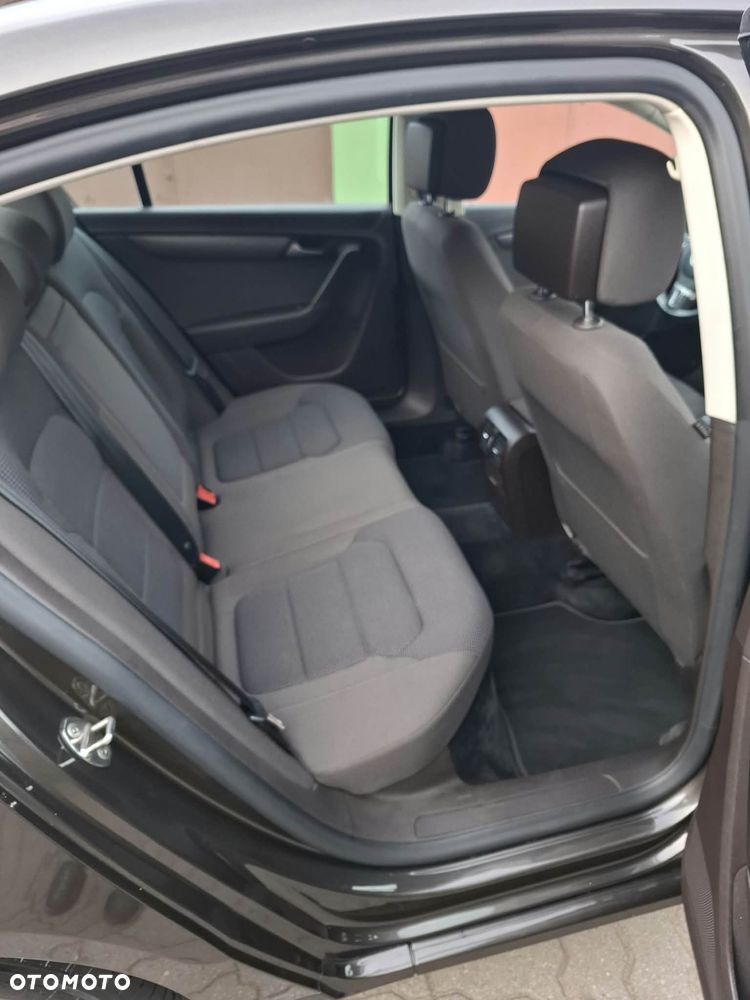 Volkswagen Passat - 11