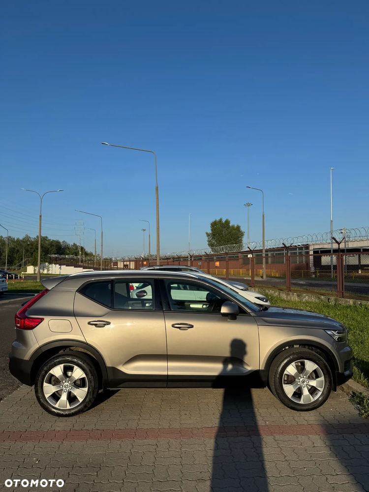 Volvo XC 40 T3 Momentum Pro - 2