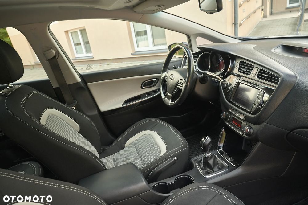Kia Ceed 1.6 CRDi 128 Platinum Edition - 30