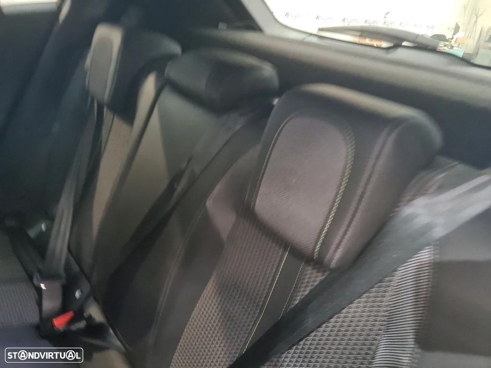 Peugeot e-2008 50 kWh GT - 6