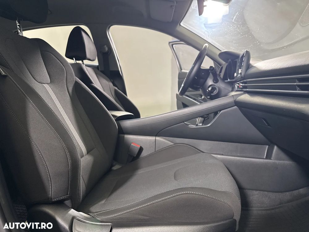 Hyundai Elantra - 12