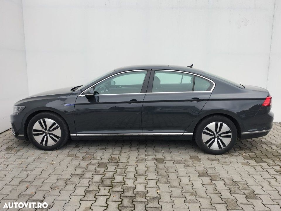 Volkswagen Passat - 4