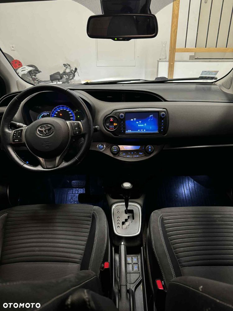 Toyota Yaris Hybrid 100 Dynamic - 8