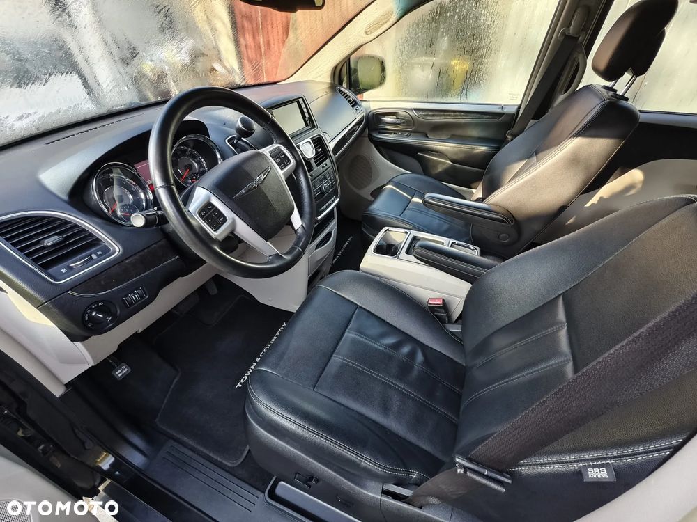 Chrysler Town & Country ver-3-6-touring - 9