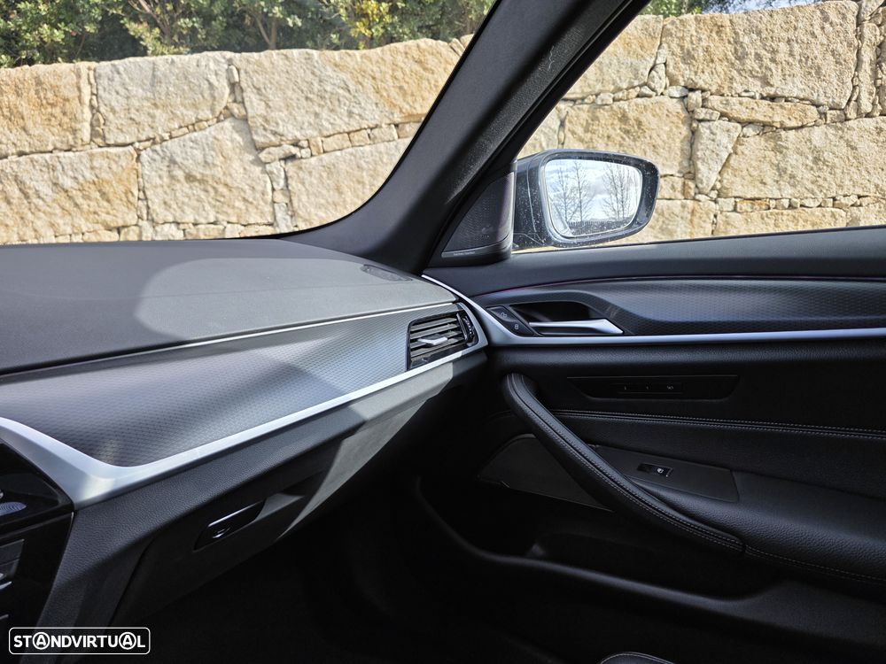 BMW 530 e Pack Desportivo M - 32