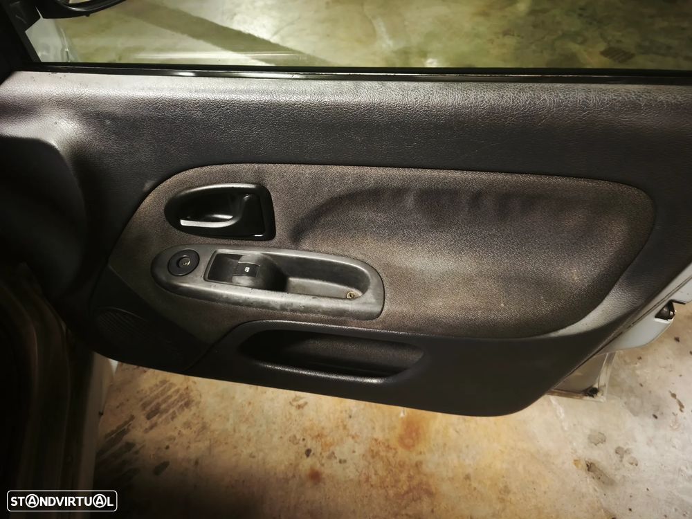 Renault Clio 1.2 Pack Authentique - 11