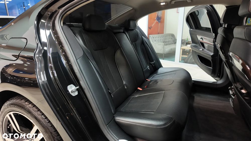 BMW Seria 7 750Li xDrive - 31