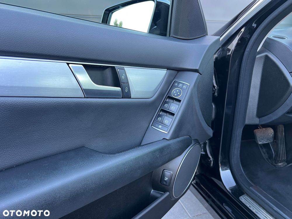 Mercedes-Benz Klasa C 180 CGI Automatik BlueEFFICIENCY Avantgarde - 26