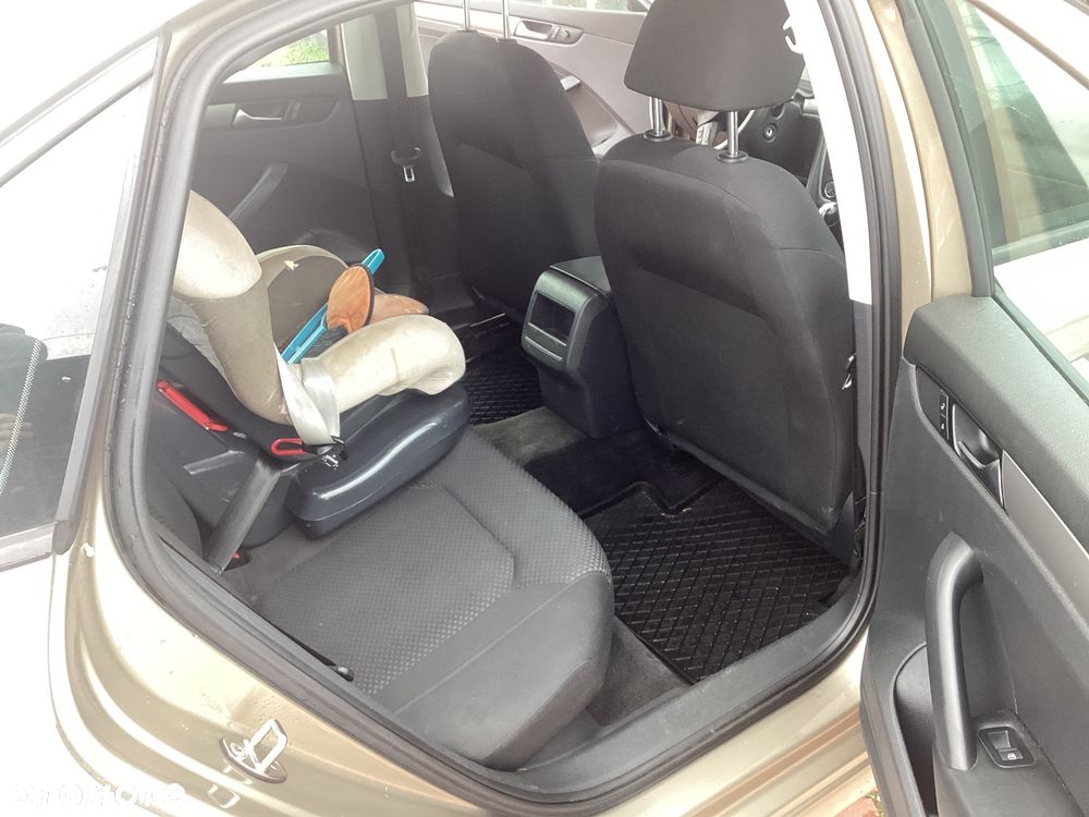 Volkswagen Passat - 11