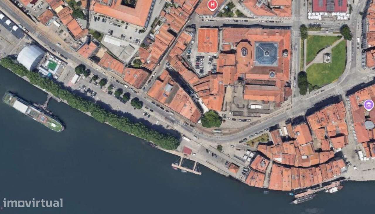 Prédio para recuperar à venda na zona histórica do Porto - Grande imagem: 3/4