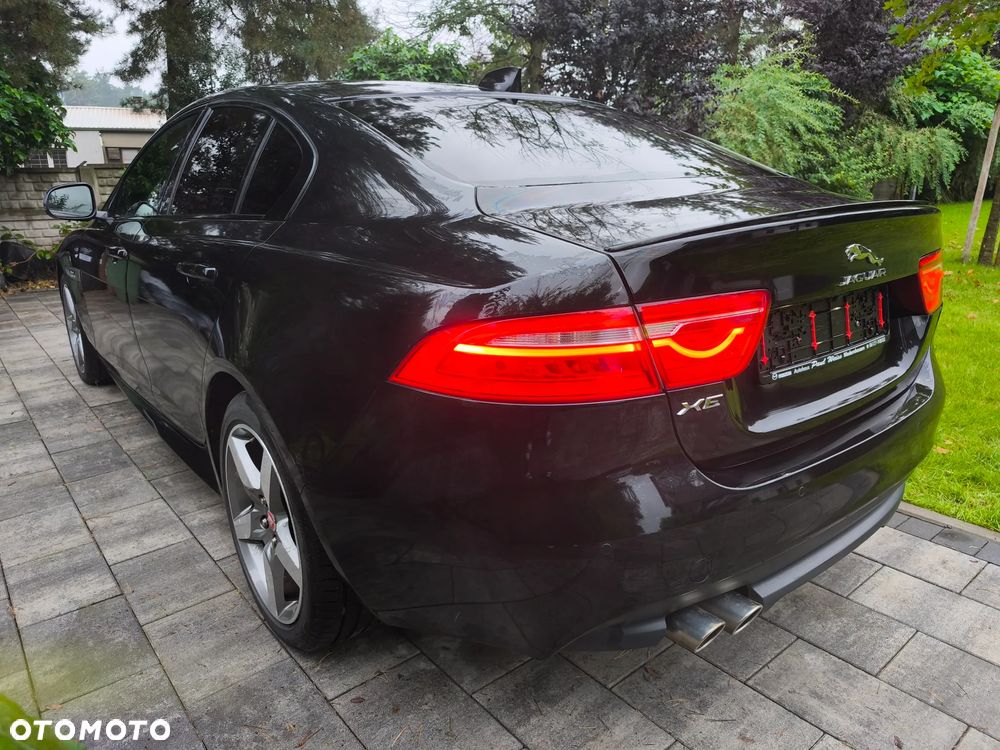 Jaguar XE 2.0 D AWD R-Sport - 4