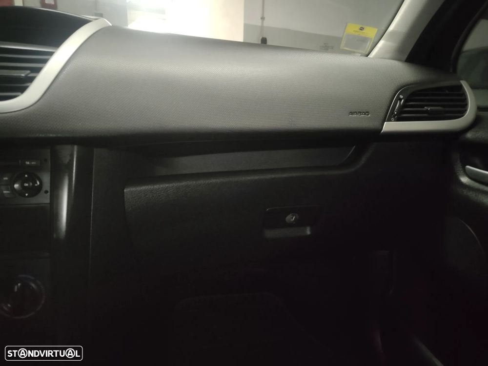 Peugeot 207 1.4 HDi Urban — fotografia 9