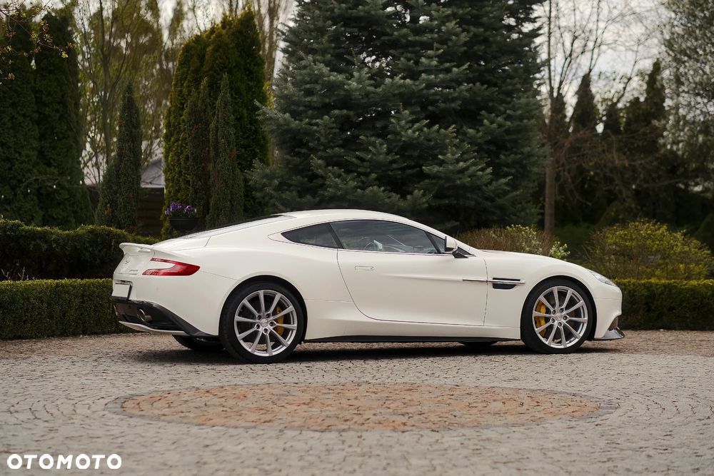 Aston Martin Vanquish - 10