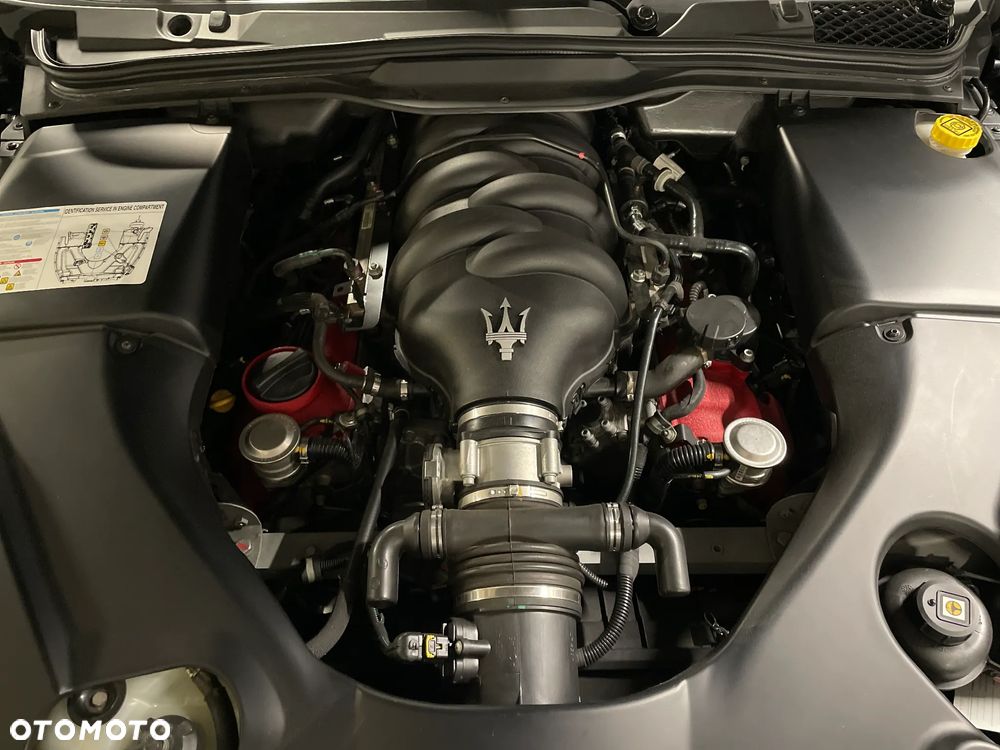 Maserati GranTurismo S Automat - 34
