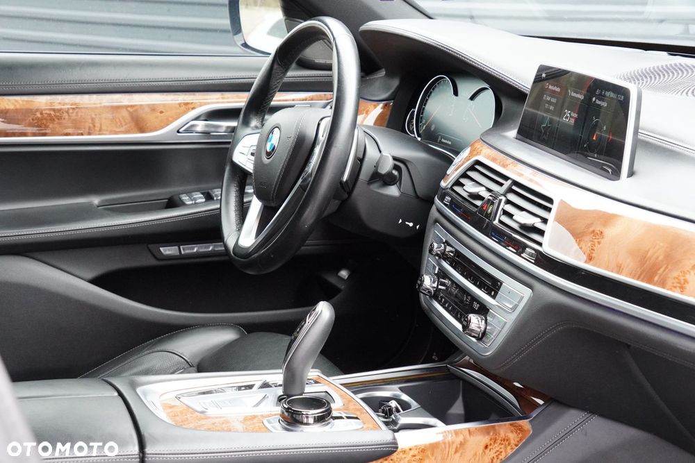 BMW Seria 7 750Li xDrive - 25
