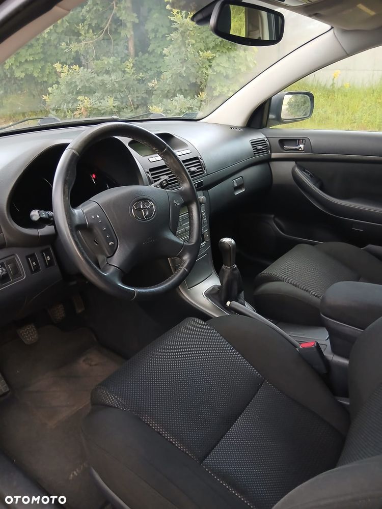 Toyota Avensis 2.0 D-4D High - 8