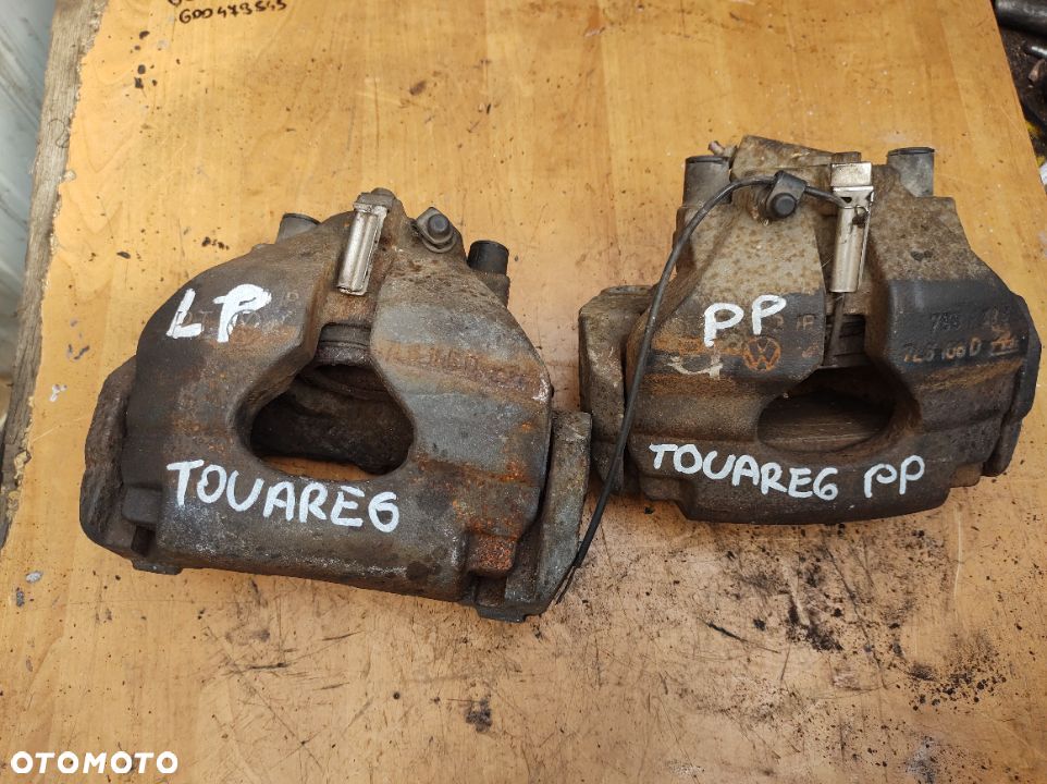 VW Touareg I 2,5tdi zacisk jarzmo przód - 1