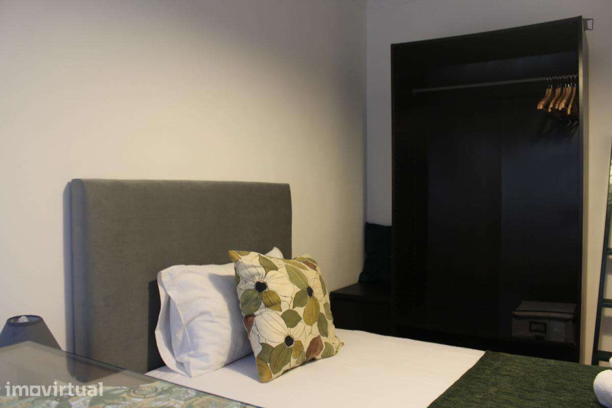 Quarto - localizado em Santa Marinha Porto - Grande imagem: 3/21
