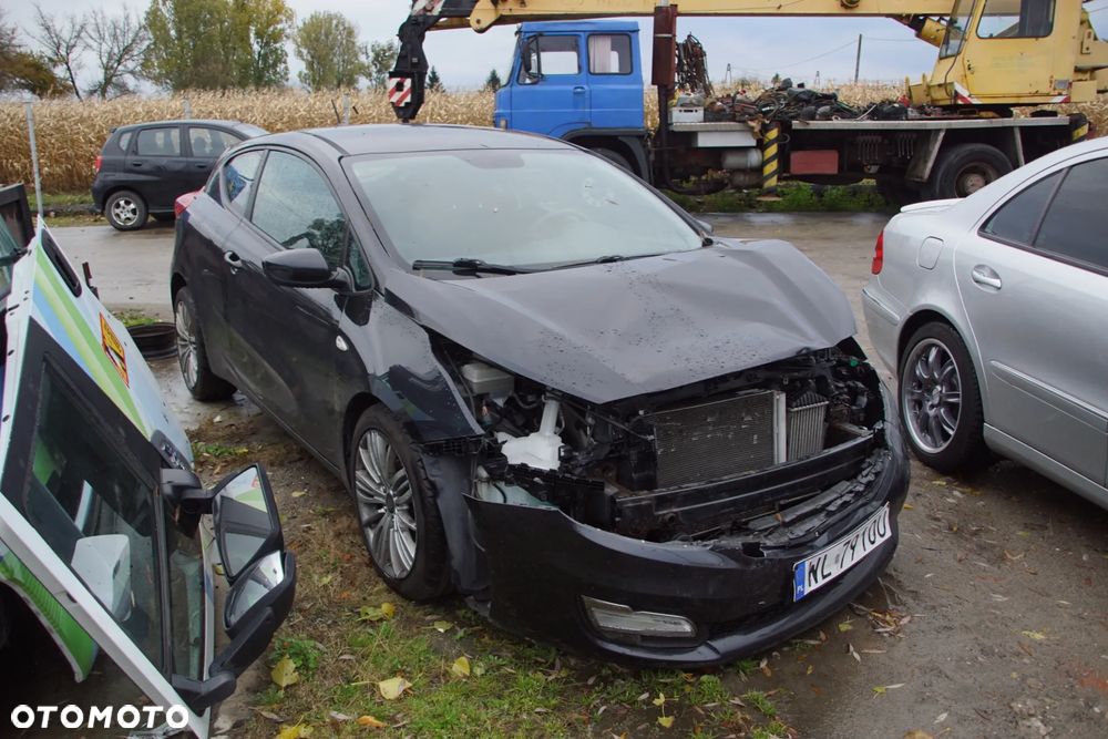 Auto na części - Kia ProCeed Pro_cee'd II 1.6 CRDI 110 KM D4FB WDJ6 WK 2014R Silnik Skrzynia Drzwi Klapa Błotnik Zderzak Lampa Szyba Lusterko Deska Kokpit Sterownik Moduł Czujnik Licznik Kierownica Panel - 1