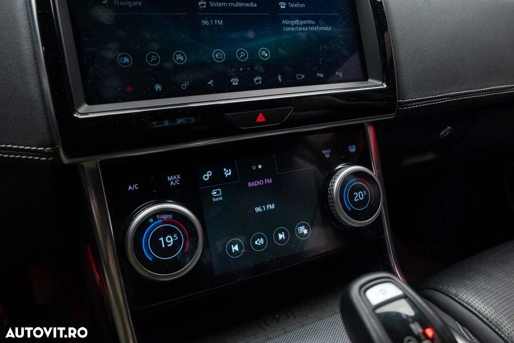 Jaguar XE 2.0 AWD Portfolio - 19